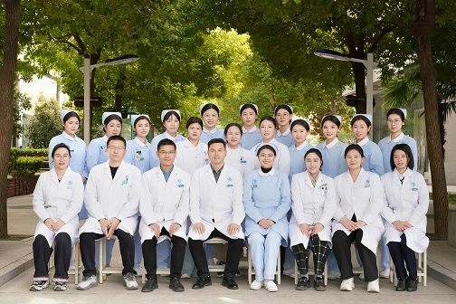 我院内科是以心血管内科、神经内科等系统疾病为主的综合科室，住院部位于周口市第六人民医院综合病房楼二楼，目前开放床位76张，拥有一批高水平、高素质的医护队伍，能熟练诊治本科室相关专业疾病，例如冠心病，高血压，脑梗死，眩晕，癫痫等等。科室目前开展有24小时动态心电图检查、24小时动态血压监测，冠脉造影技术。我科全体医护人员将一切以病人为中心，以精湛的技术，热情周到的服务，为广大患者解除疾病的痛苦